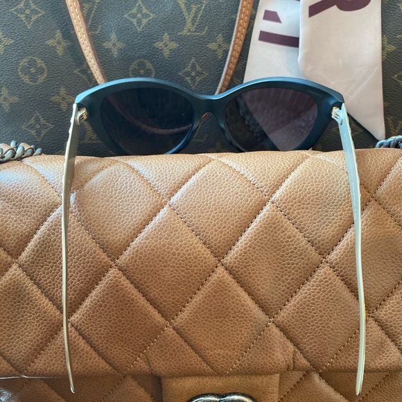 Burberry sunnies - Picture 3 of 6